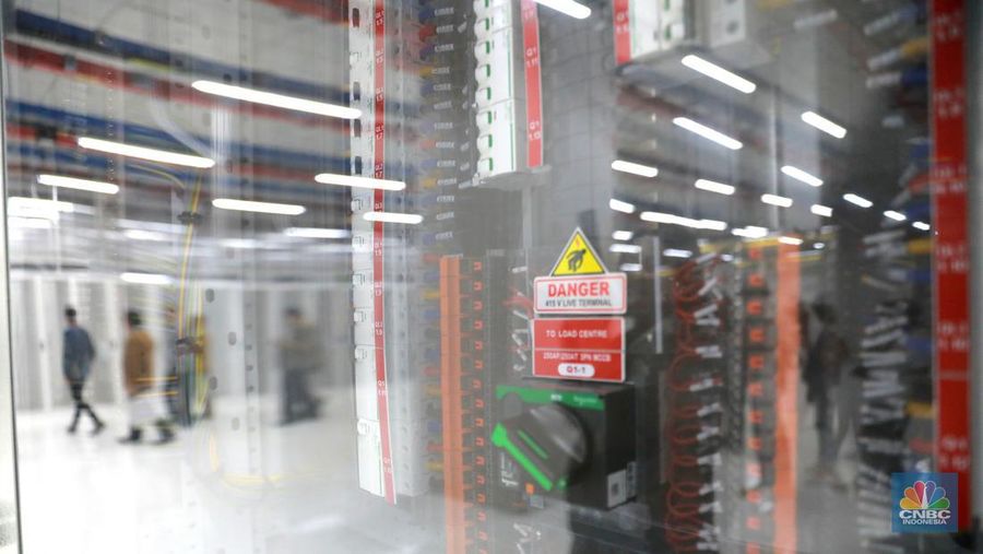Pekerja melakukan pengecekan jaringan di Kampus Pusat Data H2, Karawang, Jawa Barat, Kamis (22/6/2023). Kampus Pusat Data H2 menjadi salah satu pusat penyimpanan data digital karya Indonesia dengan tujuan memperkuat infrastruktur ekonomi digital Indonesia sehingga meningkatkan pertumbuhan dan kekuatan ekonomi Indonesia di dunia.  (CNBC Indonesia/Muhammad Sabki)