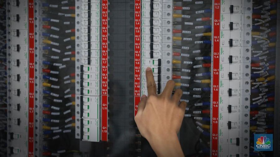 Pekerja melakukan pengecekan jaringan di Kampus Pusat Data H2, Karawang, Jawa Barat, Kamis (22/6/2023). Kampus Pusat Data H2 menjadi salah satu pusat penyimpanan data digital karya Indonesia dengan tujuan memperkuat infrastruktur ekonomi digital Indonesia sehingga meningkatkan pertumbuhan dan kekuatan ekonomi Indonesia di dunia. (²©²ÊÍøÕ¾/Muhammad Sabki)