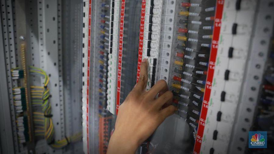 Pekerja melakukan pengecekan jaringan di Kampus Pusat Data H2, Karawang, Jawa Barat, Kamis (22/6/2023). Kampus Pusat Data H2 menjadi salah satu pusat penyimpanan data digital karya Indonesia dengan tujuan memperkuat infrastruktur ekonomi digital Indonesia sehingga meningkatkan pertumbuhan dan kekuatan ekonomi Indonesia di dunia.  (CNBC Indonesia/Muhammad Sabki)
