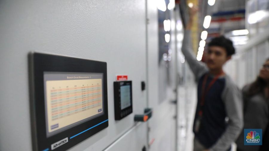 Pekerja melakukan pengecekan jaringan di Kampus Pusat Data H2, Karawang, Jawa Barat, Kamis (22/6/2023). Kampus Pusat Data H2 menjadi salah satu pusat penyimpanan data digital karya Indonesia dengan tujuan memperkuat infrastruktur ekonomi digital Indonesia sehingga meningkatkan pertumbuhan dan kekuatan ekonomi Indonesia di dunia. (²©²ÊÍøÕ¾/Muhammad Sabki)