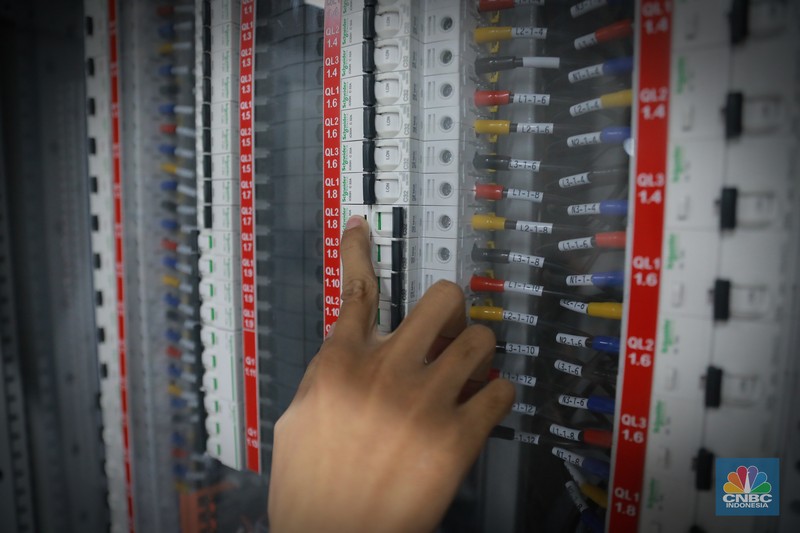 Kampus Pusat Data H2, Karawang, Jawa Barat, Kamis (22/6/2023). Kampus Pusat Data H2 menjadi salah satu pusat penyimpanan data digital karya Indonesia dengan tujuan memperkuat infrastruktur ekonomi digital Indonesia sehingga meningkatkan pertumbuhan dan kekuatan ekonomi Indonesia di dunia.  (CNBC Indonesia/Muhammad Sabki)
