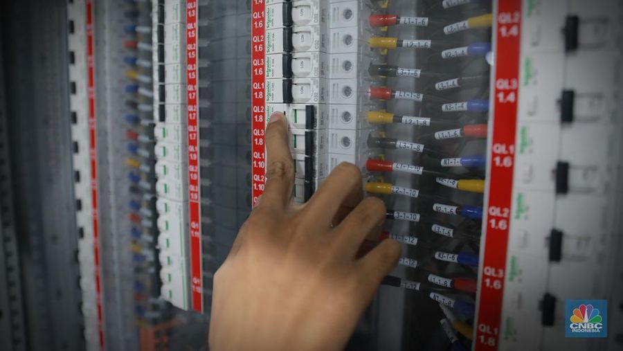 Pekerja melakukan pengecekan jaringan di Kampus Pusat Data H2, Karawang, Jawa Barat, Kamis (22/6/2023). Kampus Pusat Data H2 menjadi salah satu pusat penyimpanan data digital karya Indonesia dengan tujuan memperkuat infrastruktur ekonomi digital Indonesia sehingga meningkatkan pertumbuhan dan kekuatan ekonomi Indonesia di dunia.  (վ/Muhammad Sabki)