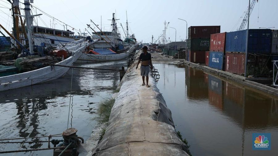 Pelabuhan Sunda Kelapa Diterjang Banjir Rob. (CNBC Indonesia/Tri Susilo)