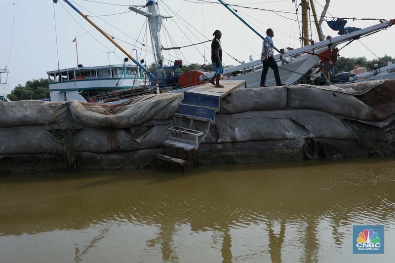 Pelabuhan Sunda Kelapa Diterjang Banjir Rob. (CNBC Indonesia/Tri Susilo) Pelabuhan Sunda Kelapa Diterjang Banjir Rob. (CNBC Indonesia/Tri Susilo)