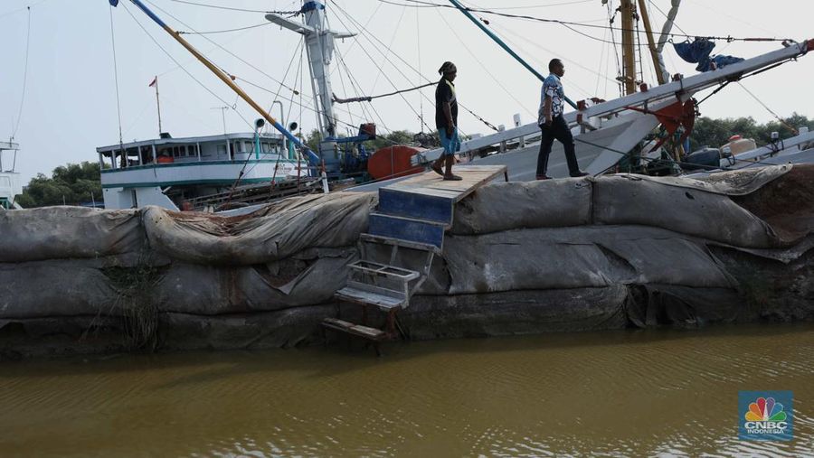 Pelabuhan Sunda Kelapa Diterjang Banjir Rob. (CNBC Indonesia/Tri Susilo)