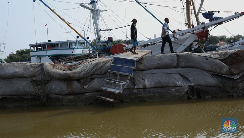 Pelabuhan Sunda Kelapa Diterjang Banjir Rob. (CNBC Indonesia/Tri Susilo)