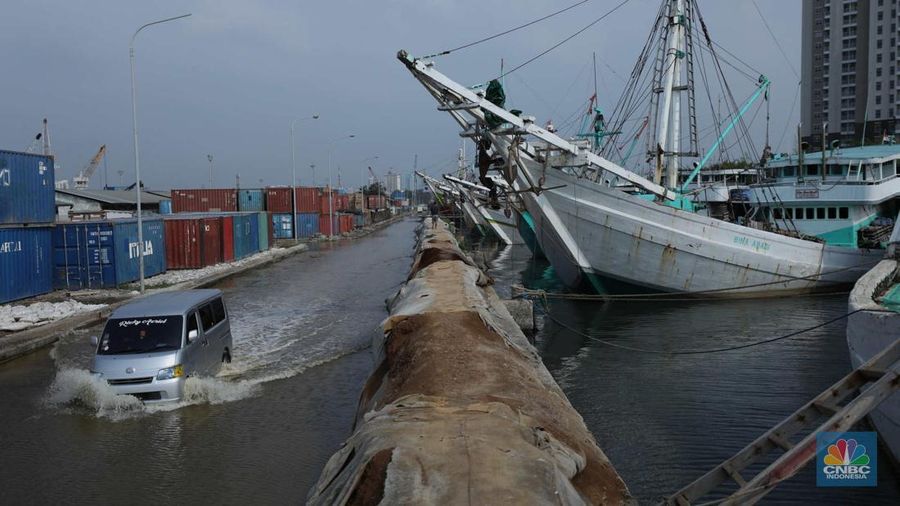 Pelabuhan Sunda Kelapa Diterjang Banjir Rob. (CNBC Indonesia/Tri Susilo)