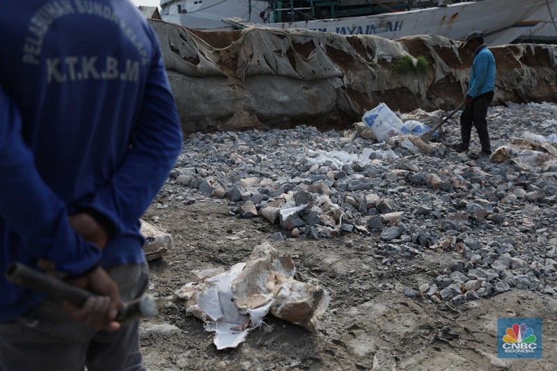 Pelabuhan Sunda Kelapa Diterjang Banjir Rob. (CNBC Indonesia/Tri Susilo) Pelabuhan Sunda Kelapa Diterjang Banjir Rob. (CNBC Indonesia/Tri Susilo)
