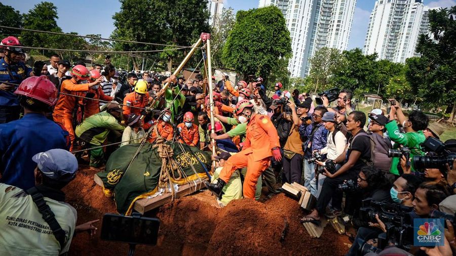 Pemakaman Fajri, pria dengan bobot 300kg. (Andhika Prasetia/detikcom)