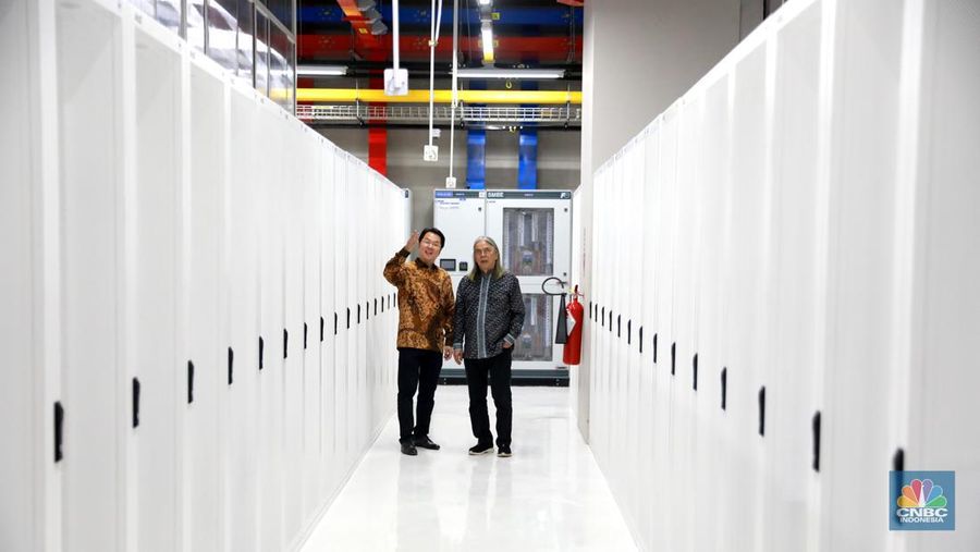 President Director PT DCI Indonesia Toto Sugiri (kanan) berbincang dengan Direktur PT Datacenter Indonesia Sukses Makmur Ricky Garyati (kiri) saat meresmikan Kampus Pusat Data H2 di Karawang, Jawa Barat, Kamis (22/6/2023). Kampus Pusat Data H2 tersebut memiliki dua gedung pusat data dengan total kapasitas gabungan 27 MW IT load.