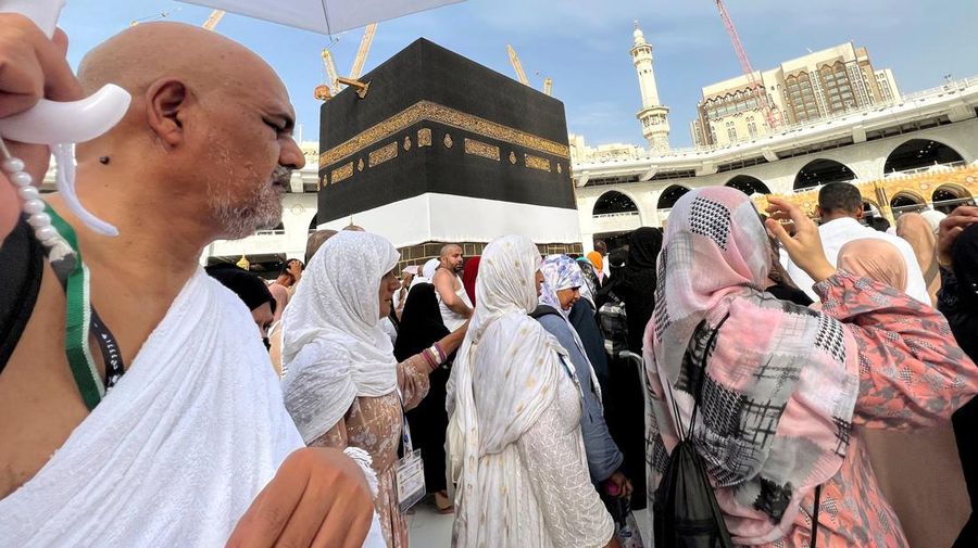 Muslim pilgrims perform the Umrah at the holy Kaaba, as they start arriving to perform the annual Haj in the Grand Mosque, in the holy city of Mecca, Saudi Arabia, June 22, 2023. REUTERS /Mohamed Abd El Ghany