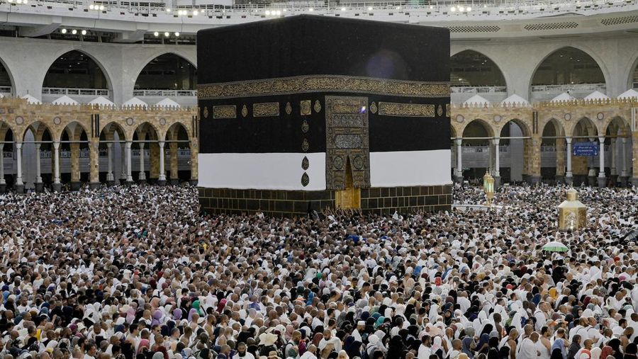 Muslim pilgrims perform the Umrah at the holy Kaaba, as they start arriving to perform the annual Haj in the Grand Mosque, in the holy city of Mecca, Saudi Arabia, June 19, 2023. REUTERS/ Mohammed Benmansour REFILE - QUALITY REPEAT