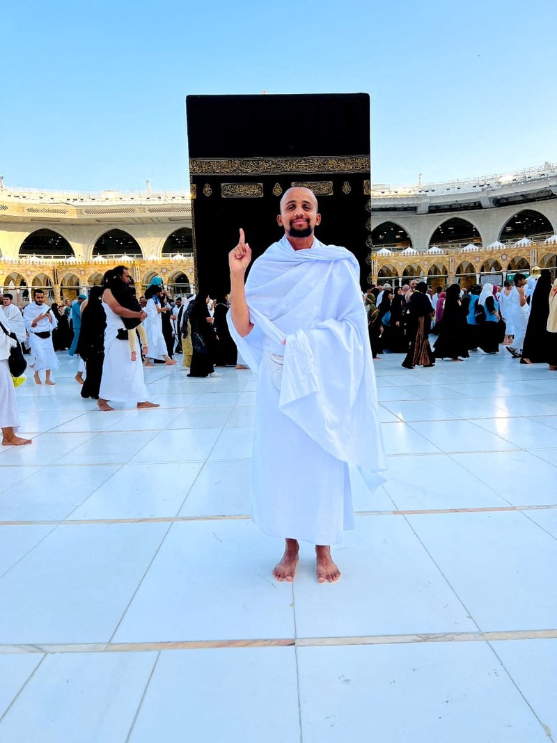 A Pakistani student, Usman Arshad, who walked 5400km from his home town, Okra, Pakistan to Mecca, Saudi Arabia to perform Haj, greets his family before heading out on his journey from Okra, Pakistan, in this handout photo obtained by Reuters on June 23, 2023. Usman Arshad/Handout via REUTERS ATTENTION EDITORS - THIS PICTURE WAS PROVIDED BY A THIRD PARTY