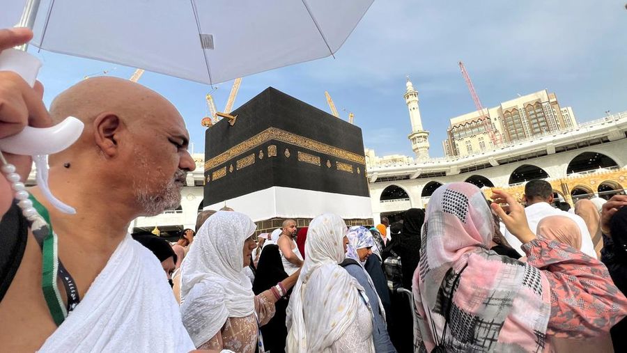 Umat muslim memadati area Ka'bah di Masjidil Haram, Mekkah, Arab Saudi, Kamis (22/6/2023). (REUTERS /Mohamed Abd El Ghany)