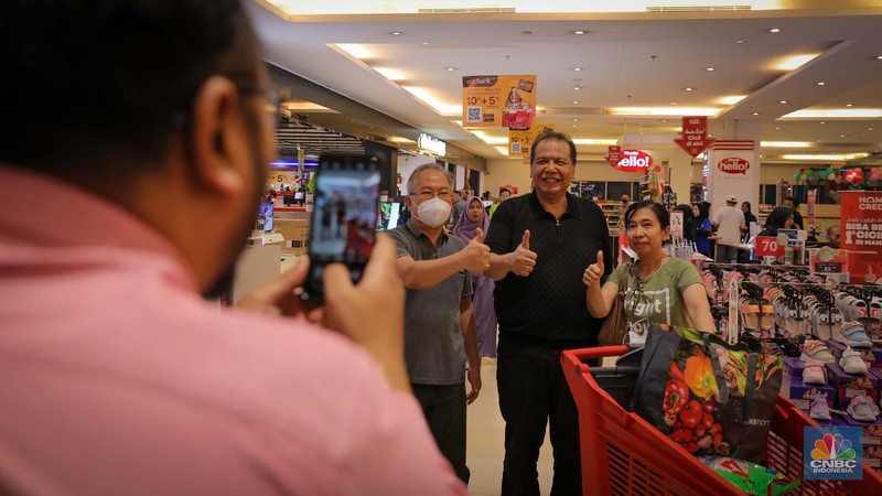 Chairman CT Corp, Chairul Tanjung (CT) 'turun tangan' cek langsung Full Day Sale di Transmart Cempaka Putih, Jakarta Pusat, Sabtu (24/6/2023). Chairman CT Corp, Chairul Tanjung (CT) 'turun tangan' cek langsung Full Day Sale di Transmart Cempaka Putih, Jakarta Pusat, Sabtu (24/6/2023). (CNBC Indonesia/Faisal Rahman)