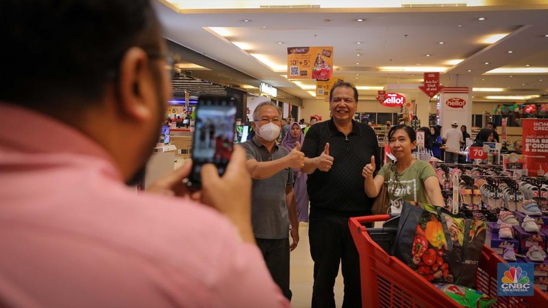 Chairman CT Corp, Chairul Tanjung (CT) 'turun tangan' cek langsung Full Day Sale di Transmart Cempaka Putih, Jakarta Pusat, Sabtu (24/6/2023). (CNBC Indonesia/Faisal Rahman)