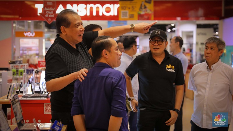 Chairman CT Corp, Chairul Tanjung (CT) 'turun tangan' cek langsung Full Day Sale di Transmart Cempaka Putih, Jakarta Pusat, Sabtu (24/6/2023). (CNBC Indonesia/Faisal Rahman)