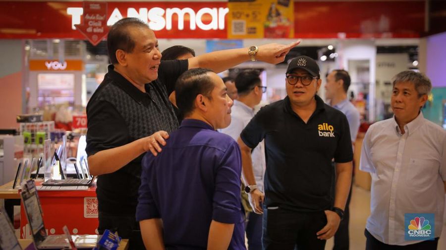 Chairman CT Corp, Chairul Tanjung (CT) 'turun tangan' cek langsung Full Day Sale di Transmart Cempaka Putih, Jakarta Pusat, Sabtu (24/6/2023). (CNBC Indonesia/Faisal Rahman)