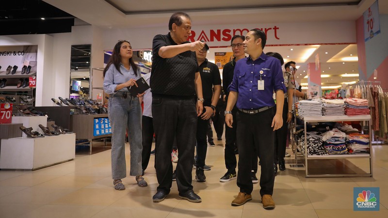 Chairman CT Corp, Chairul Tanjung (CT) 'turun tangan' cek langsung Full Day Sale di Transmart Cempaka Putih, Jakarta Pusat, Sabtu (24/6/2023). Chairman CT Corp, Chairul Tanjung (CT) 'turun tangan' cek langsung Full Day Sale di Transmart Cempaka Putih, Jakarta Pusat, Sabtu (24/6/2023). (CNBC Indonesia/Faisal Rahman)