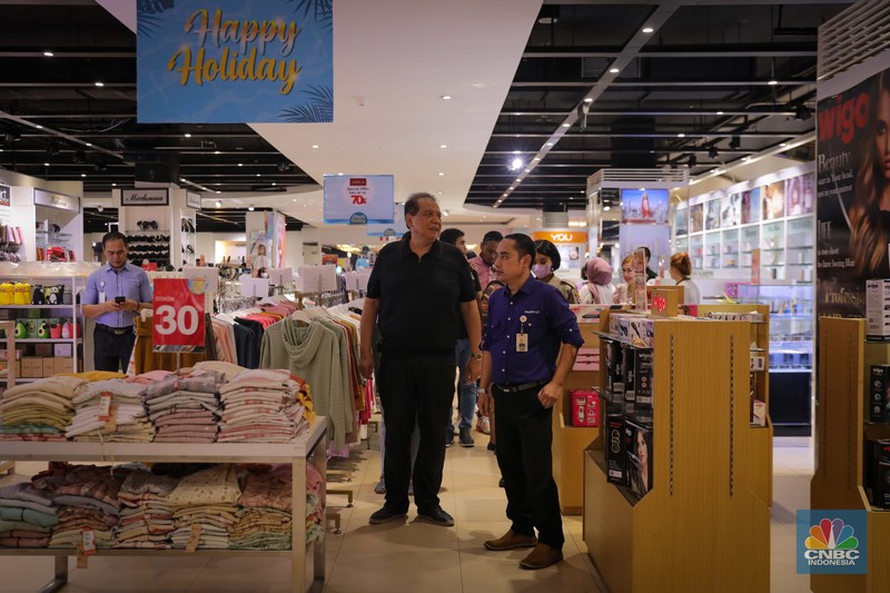 Chairman CT Corp, Chairul Tanjung (CT) 'turun tangan' cek langsung Full Day Sale di Transmart Cempaka Putih, Jakarta Pusat, Sabtu (24/6/2023). (CNBC Indonesia/Faisal Rahman)