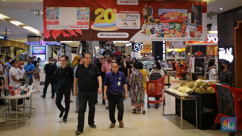 Chairman CT Corp, Chairul Tanjung (CT) 'turun tangan' cek langsung Full Day Sale di Transmart Cempaka Putih, Jakarta Pusat, Sabtu (24/6/2023). Chairman CT Corp, Chairul Tanjung (CT) 'turun tangan' cek langsung Full Day Sale di Transmart Cempaka Putih, Jakarta Pusat, Sabtu (24/6/2023). (CNBC Indonesia/Faisal Rahman)