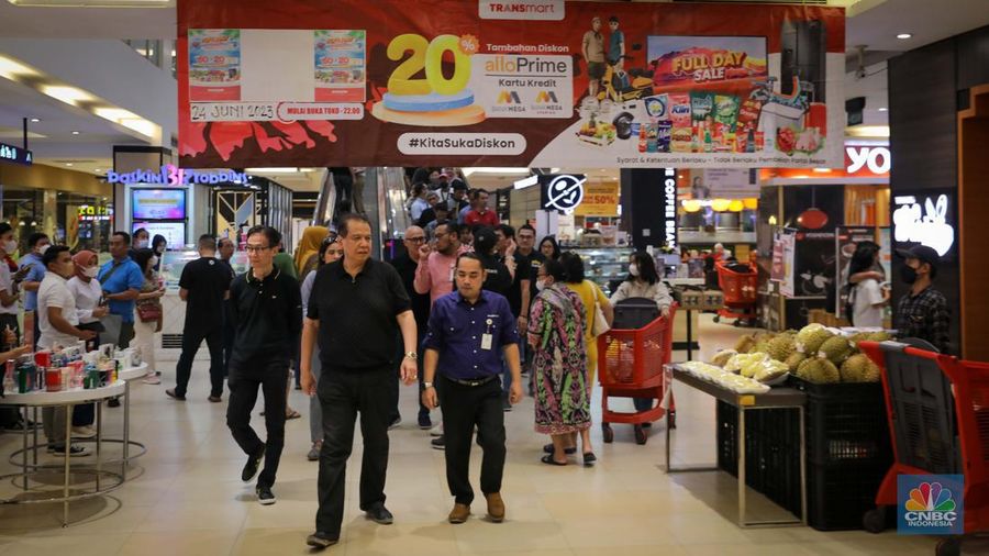 Chairman CT Corp, Chairul Tanjung (CT) 'turun tangan' cek langsung Full Day Sale di Transmart Cempaka Putih, Jakarta Pusat, Sabtu (24/6/2023). (CNBC Indonesia/Faisal Rahman)