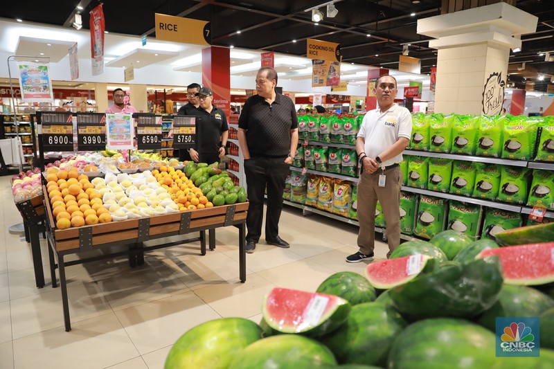 Chairul Tanjung meninjau langsung ke Transmart Graha Bintaro, Tangerang Selatan, Banten, Sabtu, (24/6/2023). (CNBC Indonesia/Muhammad Sabki) Chairul Tanjung meninjau langsung ke Transmart Graha Bintaro, Tangerang Selatan, Banten, Sabtu, (24/6/2023). (CNBC Indonesia/Muhammad Sabki)