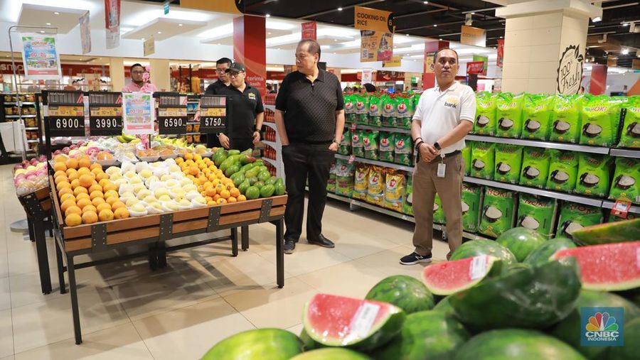 Chairul Tanjung meninjau langsung ke Transmart Graha Bintaro, Tangerang Selatan, Banten, Sabtu, (24/6/2023). (CNBC Indonesia/Muhammad Sabki)