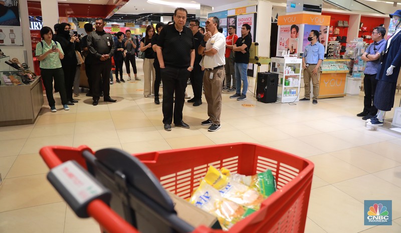 Chairul Tanjung meninjau langsung ke Transmart Graha Bintaro, Tangerang Selatan, Banten, Sabtu, (24/6/2023). (CNBC Indonesia/Muhammad Sabki) Chairul Tanjung meninjau langsung ke Transmart Graha Bintaro, Tangerang Selatan, Banten, Sabtu, (24/6/2023). (CNBC Indonesia/Muhammad Sabki)