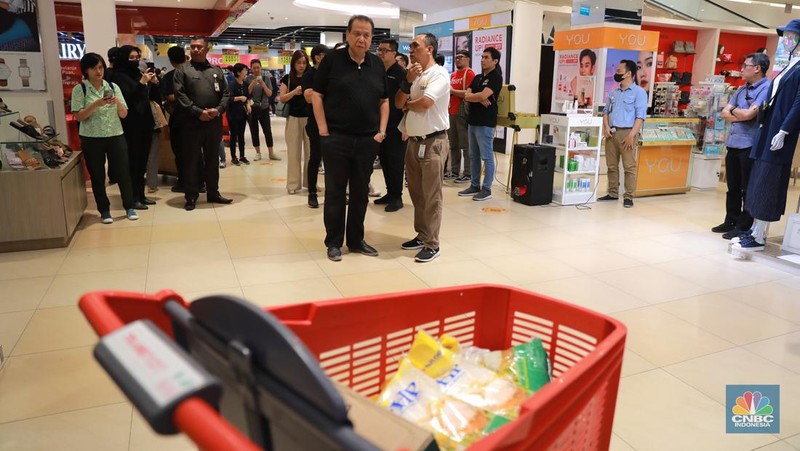 Chairul Tanjung meninjau langsung ke Transmart Graha Bintaro, Tangerang Selatan, Banten, Sabtu, (24/6/2023). (CNBC Indonesia/Muhammad Sabki)
