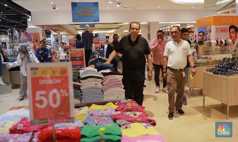 Chairul Tanjung meninjau langsung ke Transmart Graha Bintaro, Tangerang Selatan, Banten, Sabtu, (24/6/2023). (CNBC Indonesia/Muhammad Sabki) Chairul Tanjung meninjau langsung ke Transmart Graha Bintaro, Tangerang Selatan, Banten, Sabtu, (24/6/2023). (CNBC Indonesia/Muhammad Sabki)