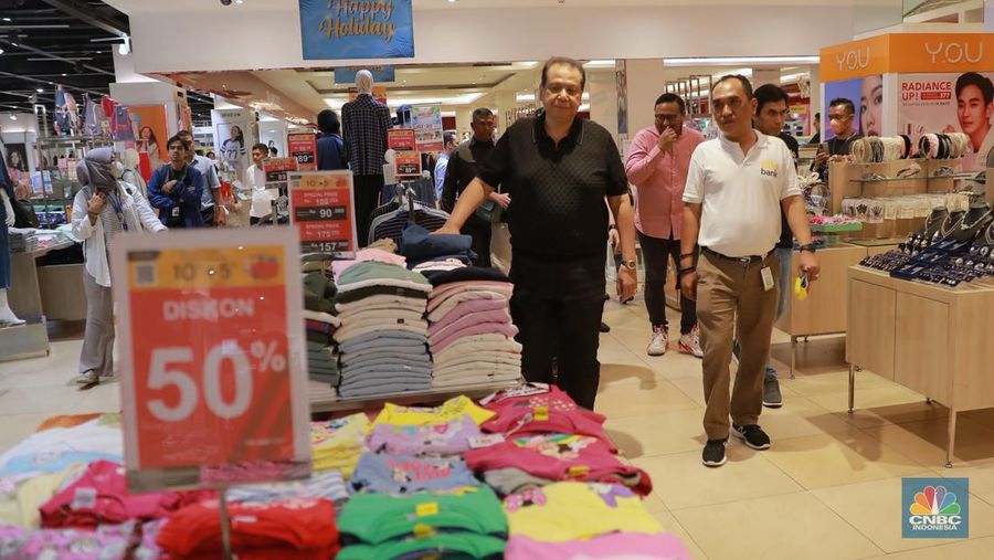 Chairul Tanjung meninjau langsung ke Transmart Graha Bintaro, Tangerang Selatan, Banten, Sabtu, (24/6/2023). (CNBC Indonesia/Muhammad Sabki)