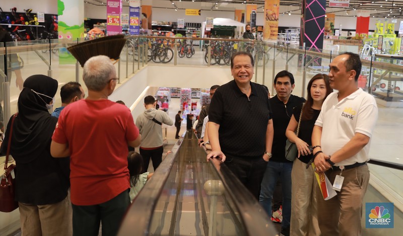 Chairul Tanjung meninjau langsung ke Transmart Graha Bintaro, Tangerang Selatan, Banten, Sabtu, (24/6/2023). (CNBC Indonesia/Muhammad Sabki)