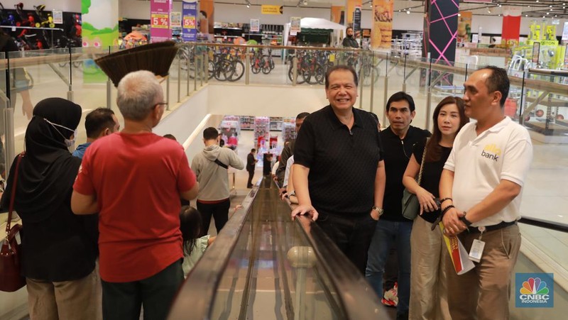 Chairul Tanjung meninjau langsung ke Transmart Graha Bintaro, Tangerang Selatan, Banten, Sabtu, (24/6/2023). (CNBC Indonesia/Muhammad Sabki)