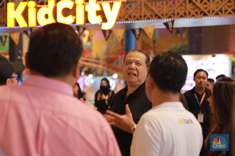 Chairul Tanjung meninjau langsung ke Transmart Graha Bintaro, Tangerang Selatan, Banten, Sabtu, (24/6/2023). (CNBC Indonesia/Muhammad Sabki) Chairul Tanjung meninjau langsung ke Transmart Graha Bintaro, Tangerang Selatan, Banten, Sabtu, (24/6/2023). (CNBC Indonesia/Muhammad Sabki)