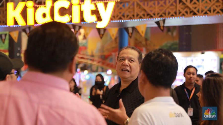 Chairul Tanjung meninjau langsung ke Transmart Graha Bintaro, Tangerang Selatan, Banten, Sabtu, (24/6/2023). (CNBC Indonesia/Muhammad Sabki)