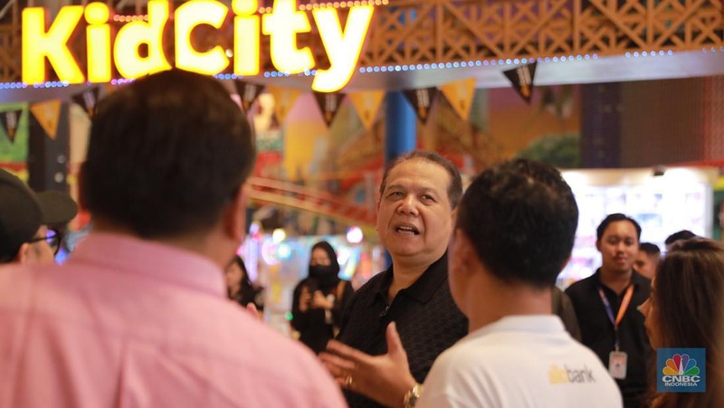 Chairul Tanjung meninjau langsung ke Transmart Graha Bintaro, Tangerang Selatan, Banten, Sabtu, (24/6/2023). (CNBC Indonesia/Muhammad Sabki)