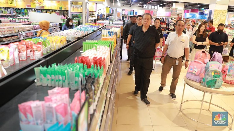 Chairul Tanjung meninjau langsung ke Transmart Graha Bintaro, Tangerang Selatan, Banten, Sabtu, (24/6/2023). (CNBC Indonesia/Muhammad Sabki)