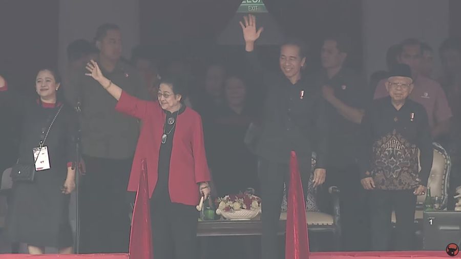 Jokowi dan Megawati diacara PDI P di Gelora Bung Karno, Jakarta. (Tangkapan layar Youtube)