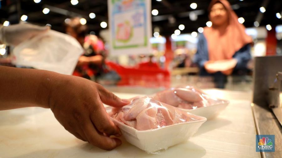 Karyawan melayani pembeli daging ayam potong di Transmart Graha Bintaro, Tangerang Selatan, Banten, Sabtu, (24/6/2023). (CNBC Indonesia/ Muhammad Sabki)