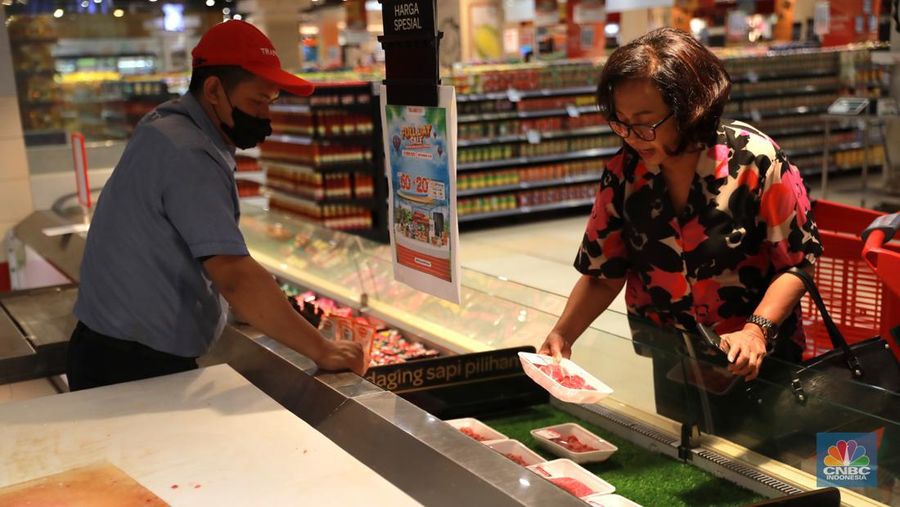 Karyawan melayani pembeli daging ayam potong di Transmart Graha Bintaro, Tangerang Selatan, Banten, Sabtu, (24/6/2023). (CNBC Indonesia/ Muhammad Sabki)