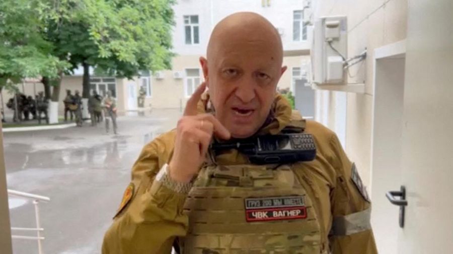 Pendiri kelompok tentara bayaran swasta Wagner Yevgeny Prigozhin berbicara di dalam markas besar pusat komando militer tentara selatan Rusia, yang diambil di bawah kendali PMC Wagner, menurutnya, di kota Rostov-on-Don, Rusia dalam gambar diam ini diambil dari video yang dirilis 24 Juni 2023. (via REUTERS/PRESS SERVICE OF