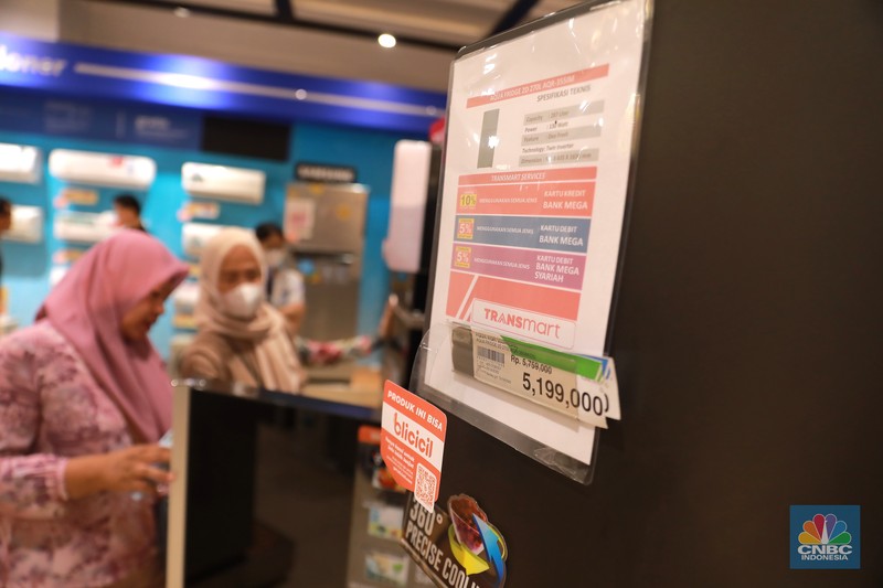 Pengunjung melihat barang elektronik di Transmart Graha Bintaro, Tangerang Selatan, Banten, Sabtu, (24/6/2023). (CNBC Indonesia/Muhammad Sabki)