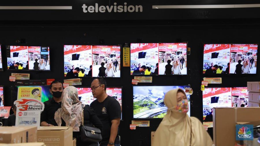 Pengunjung melihat barang elektronik di Transmart Graha Bintaro, Tangerang Selatan, Banten, Sabtu, (24/6/2023). (CNBC Indonesia/Muhammad Sabki)