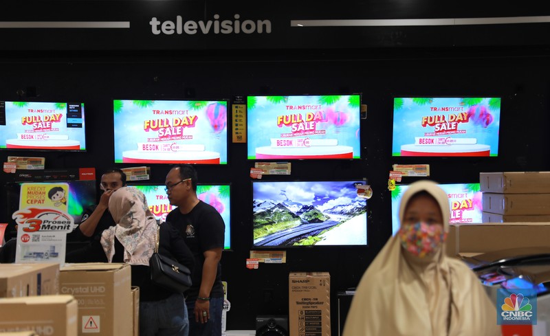 Pengunjung membawa troli belanjaan usai membeli barang di Transmart Graha Bintaro, Tangerang Selatan, Banten, Sabtu, (24/6/2023). (CNBC Indonesia/ Muhammad Sabki) Pengunjung membawa troli belanjaan usai membeli barang di Transmart Graha Bintaro, Tangerang Selatan, Banten, Sabtu, (24/6/2023). (CNBC Indonesia/ Muhammad Sabki)