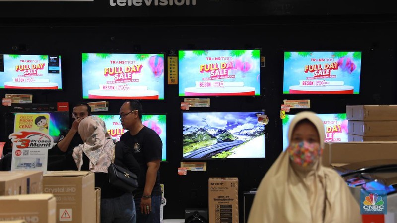 Pengunjung membawa troli belanjaan usai membeli barang di Transmart Graha Bintaro, Tangerang Selatan, Banten, Sabtu, (24/6/2023). (CNBC Indonesia/ Muhammad Sabki)