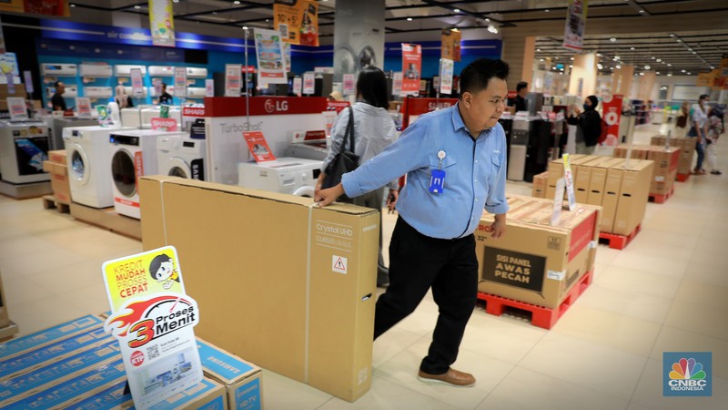 Pengunjung membawa troli belanjaan usai membeli barang di Transmart Graha Bintaro, Tangerang Selatan, Banten, Sabtu, (24/6/2023). (CNBC Indonesia/ Muhammad Sabki) Pengunjung membawa troli belanjaan usai membeli barang di Transmart Graha Bintaro, Tangerang Selatan, Banten, Sabtu, (24/6/2023). (CNBC Indonesia/ Muhammad Sabki)