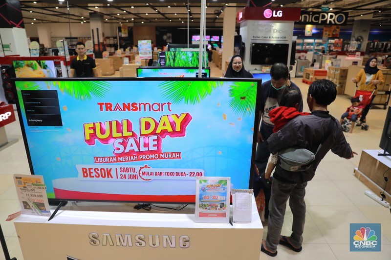 Pengunjung membawa troli belanjaan usai membeli barang di Transmart Graha Bintaro, Tangerang Selatan, Banten, Sabtu, (24/6/2023). (CNBC Indonesia/ Muhammad Sabki)