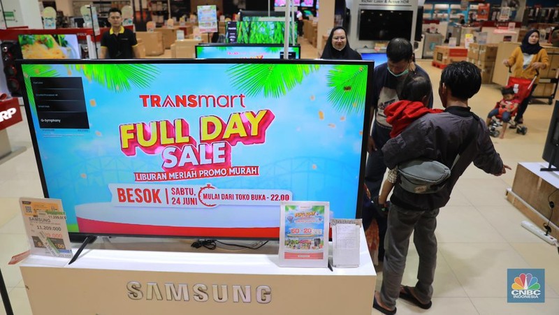 Pengunjung membawa troli belanjaan usai membeli barang di Transmart Graha Bintaro, Tangerang Selatan, Banten, Sabtu, (24/6/2023). (CNBC Indonesia/ Muhammad Sabki)