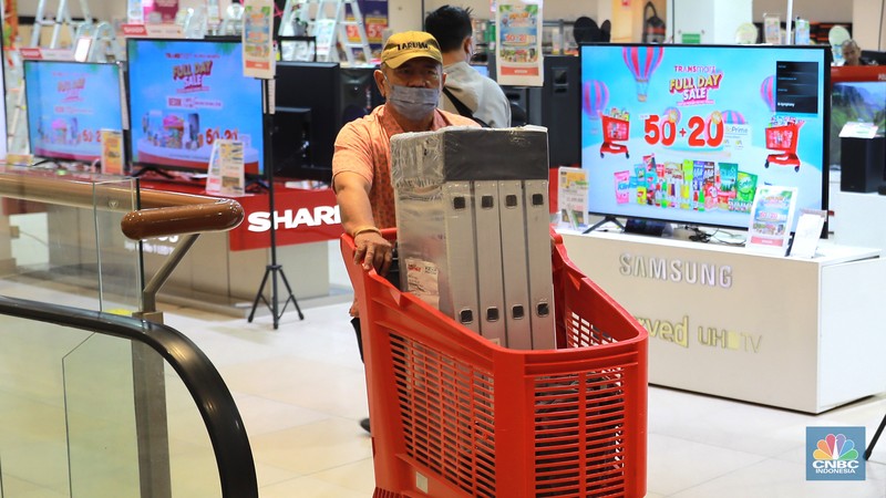 Pengunjung membawa troli belanjaan usai membeli barang di Transmart Graha Bintaro, Tangerang Selatan, Banten, Sabtu, (24/6/2023). (CNBC Indonesia/ Muhammad Sabki)
